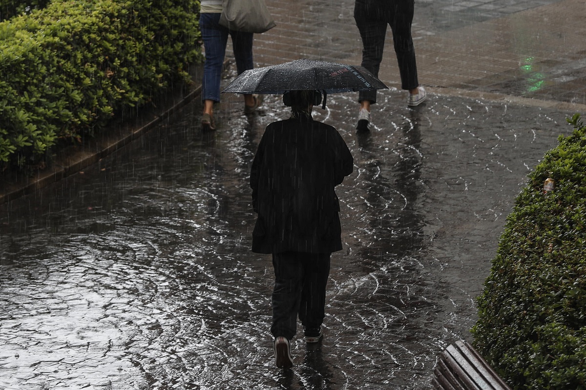 Lluvias intensas e irregulares a lo largo de la mañana y primera hora de la tarde en la Comunitat Valenciana, que han llegado hasta los 110 l/m2 que han caído en Burriana (Castellón). EFE/Manuel Bruque