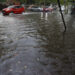 Varios vehículos circulan por una calle inundada a causa de una tormenta. EFE/Kai Försterling/Archivo
