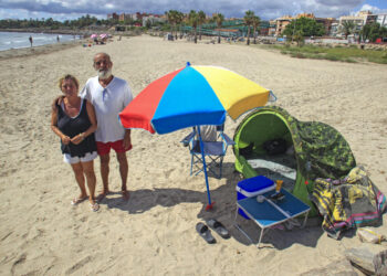 La pareja formada por José Vicente Roca y Charo Ortiz posa junto a hogar en la playa de San Gabriel (Alicante) donde duermen desde el pasado 19 de julio porque no pueden acceder a una vivienda a un precio social a un precio asequible. EFE/Morell