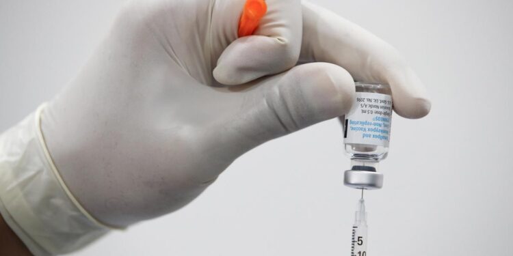 Un facultativo prepara una dosis de vacuna contra el mpox. EFE/R.Yongrit/Archivo
