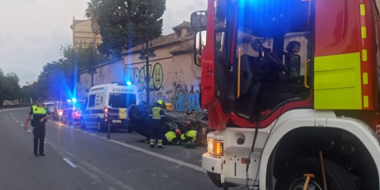 Coche volcado túnel de Blanquerías