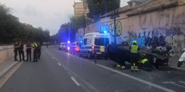 Vuelco de un coche junto al túnel de Blanquerías