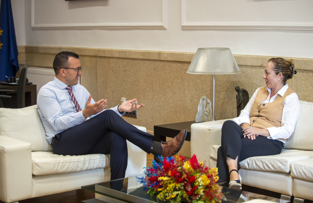 La alcaldesa del Godella , Amparo Pardo, y el presidente de la Diputación de Valencia, Vicent Mompó. 