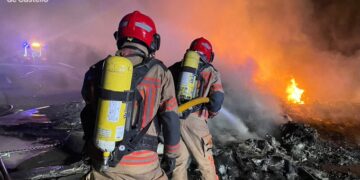 Arde un camión en un accidente con otro camión en Benicàssim, sin causar heridos
