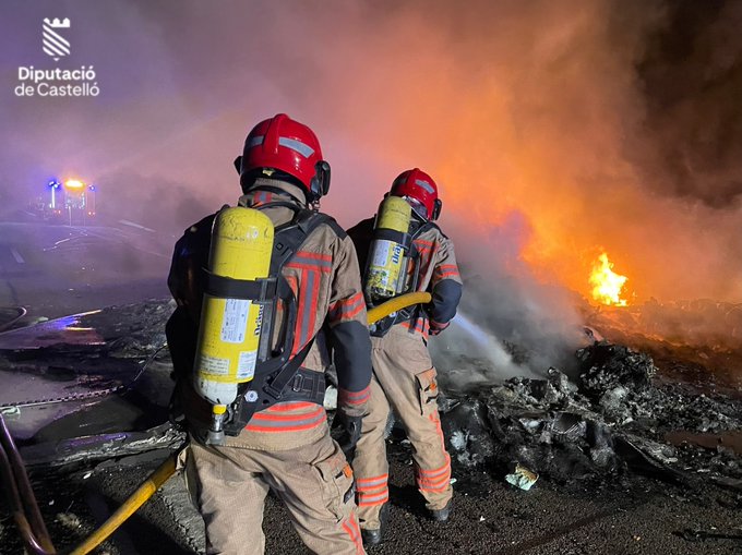 Arde un camión en un accidente con otro camión en Benicàssim, sin causar heridos