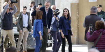 Los reyes Felipe y Letizia durante su visita a la localidad valenciana de Chiva este martes, después de que el pasado 3 de noviembre se suspendiera la visita que tenían previsto realizar por los incidentes sucedidos en la localidad de Paiporta. EFE/ Kai Försterling