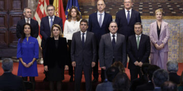 El president de la Generalitat valenciana, Carlos Mazón (C), preside este martes la toma de posesión de los cuatro nuevos consellers del Gobierno valenciano: la de Justicia y Administración Pública, Nuria Martínez (3i, fila de arriba), el de Emergencias e Interior, Juan Carlos Valderrama (2d, fila de arriba), la de Innovación, Industria, Comercio y Turismo, Marián Cano (d), y el vicepresidente segundo y conseller para la Recuperación Económica y Social de la Comunitat Valenciana, Francisco José Gan Pampols (3d, abajo). EFE/ Kai Forsterling