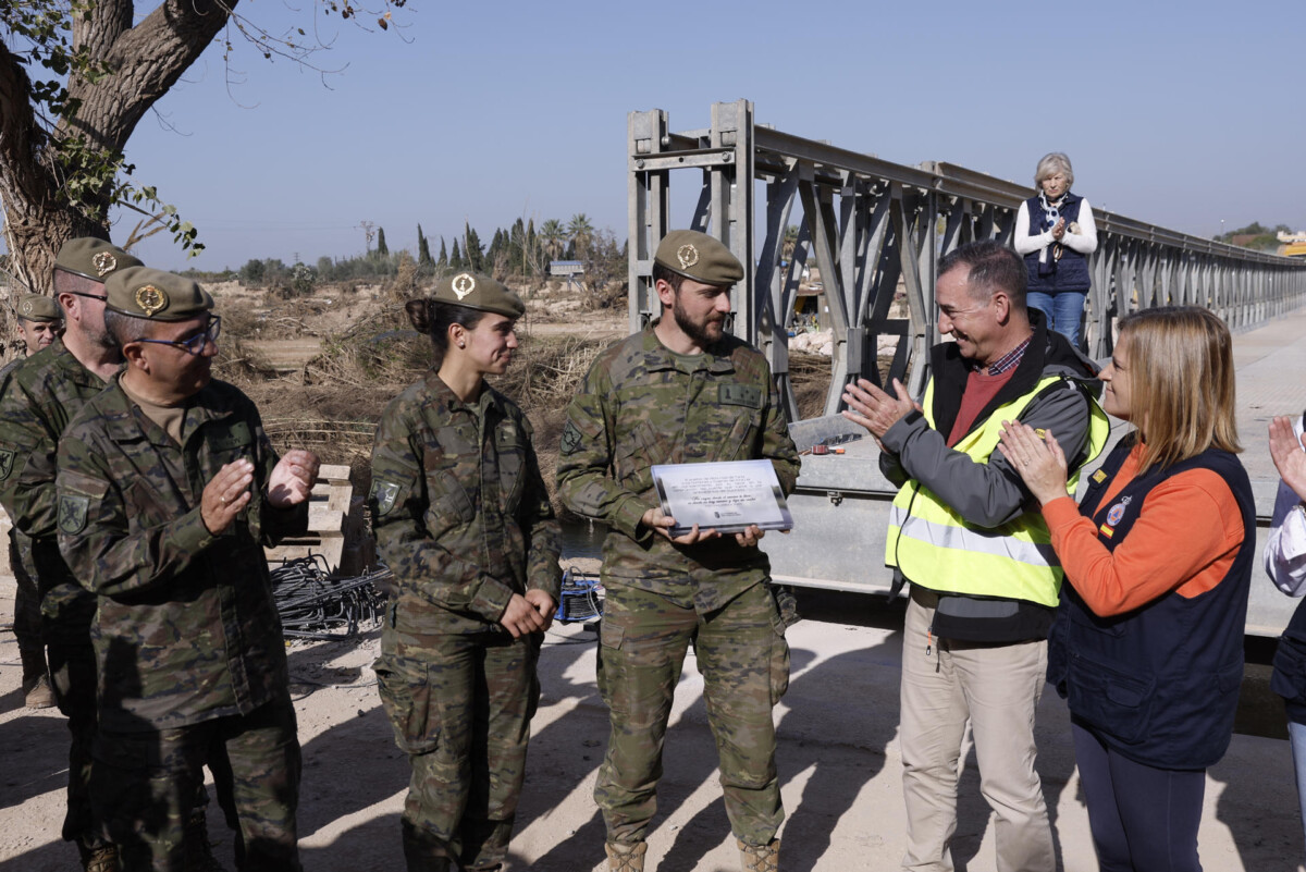 Construcción de un puente nuevo por el Ejército en la localidad de Ribarroja