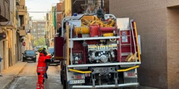 Los bomberos extraen lodo de ascensores para ayudar a las personas con movilidad reducida