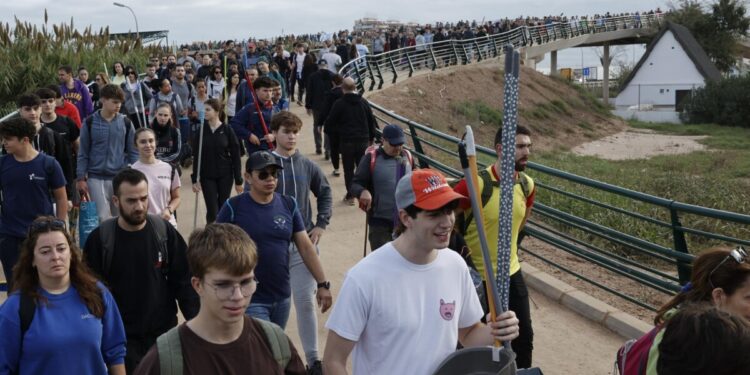 Miles de personas se presentan como voluntarios para ayudar a los damnificados por la dana
