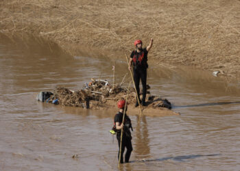 FOTODELDÍA CATARROJA (VALENCIA), 06/11/2024.- Miembros de la UME ratrean la Rambla del Poyo, a la altura de a localidad valenciana de Catarroja en búsqueda de víctimas mortales, este miércoles Los servicios de emergencias continúan este miércoles con la búsqueda de posibles víctimas mortales de las inundaciones causadas por la dana en la provincia de Valencia, especialmente en la zona del río Magro, la Rambla del Poyo, la desembocadura del río Turia y L'Albufera. EFE/ Biel Aliño