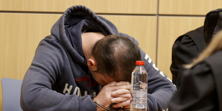 David Soler, alias "el Tuvi", durante la lectura del verdicto este martes en la que ha sido declarado culpable de la violación y asesinato de Wafaa Sebbah, la joven de 19 años a la que además torturó y arrojó a un pozo en Carcaixent (Valencia) en noviembre de 2019. EFE/Manuel Bruque