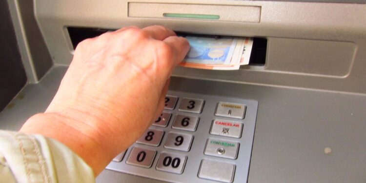 15/06/2011 Cajero, Sacando Dinero
POLITICA ECONOMIA CANTABRIA ESPAÑA EUROPA