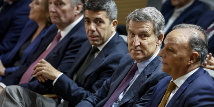 El presidente del PP, Alberto Núñez Feijóo (2d), junto al president de la Generalitat, Carlos Mazón (3d), y el presidente de la CEV, Salvador Navarro (d). EFE/Ana Escobar