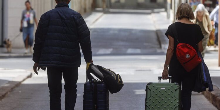 28/05/2024 Varios turistas recorren la ciudad, a 28 de mayo de 2024, en Valencia, Comunidad Valenciana (España). La alcaldesa de Valencia ha anunciado hoy que aplicará en el conjunto de la ciudad la suspensión cautelar de licencias para apartamentos de uso turístico situados en comunidades de propietarios y en bajos comerciales durante un año prorrogable a otro. Además, ha avanzado su idea de limitar en 2026 la llegada de megacruceros a la capital valenciana.
POLITICA 
Rober Solsona - Europa Press