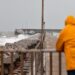 Imagen de archivo de un hombre observando el fuerte oleaje desde el espigón de la Marina del Puerto de València. EFE/Manuel Bruque
