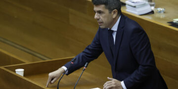 GRAFCVA5620. VALENCIA, 20/02/2025.- El president de la Generalitat, Carlos Mazón, durante su intervención en el pleno de Les Corts Valencianes que vota la propuesta de Compromís de pedir su dimisión por la gestión de la dana del 29 de octubre, iniciativa que apoyará el PSPV-PSOE pero que no saldrá adelante al ser rechazada con los votos del PP y Vox. EFE/Biel Aliño
