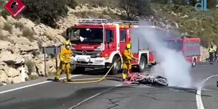 15/02/2025 Dos heridos por politraumatismo tras sufrir una colisión entre dos motos en Xixona.

hombres, de 65 y 40 años, han resultado heridos por politraumatismo este sábado tras sufrir una colisión entre dos motos en la CV-800, en el Puerto de la Carrasqueta (Xixona). Además, efectivos de bomberos han extinguido el fuego originado en uno de los vehículos.

SUCESOS SOCIEDAD
EuropaPress.TV (Consorcio Provincial de Bomberos d