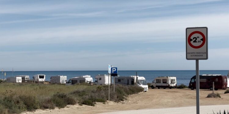 24/02/2025 Alicante.- Elche anuncia la prohibición de vehículos de más de 2,2 de ancho cerca de playas para evitar acampadas.

El Ayuntamiento de Elche (Alicante) ha anunciado que la Policía Local comenzará a informar y advertir desde este martes sobre la prohibición del paso a vehículos de más de 2,20 metros de ancho en el Camino del Carabassí, junto a la ermita, en el linde del término municipal de Santa Pola, y también en La Marina, en la zona de acceso a la playa, para "evitar acampadas ilegales" y "frenar el arrojo de aguas residuales al mar".

POLITICA 
AYUNTAMIENTO DE ELCHE