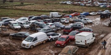 13/11/2024 Coches afectados por la DANA amontonados en una parcela , a 13 de noviembre de 2024, en Paiporta, Valencia, Comunidad Valenciana (España). El pasado 29 de octubre una DANA asoló la provincia de Valencia. La peor gota fría del país en el siglo se salda con 215 víctimas mortales y se contabilizan 23 desaparecidos. Mientras la población intenta recuperarse de la tragedia, la Agencia Estatal de Meteorología (Aemet) ha activado una nueva alerta naranja por la llegada de una nueva DANA que llegará a partir de esta tarde-noche a Valencia y podría dejar precipitaciones ''muy fuertes y persistentes''. Aunque en esta ocasión la alerta es naranja y no roja, son muchos los municipios que han tomado medidas preventivas como la suspensión de las clases o la instalación de sacos de arena como medida de prevención contra los desbordamientos de ríos.
POLITICA 
Rober Solsona - Europa Press