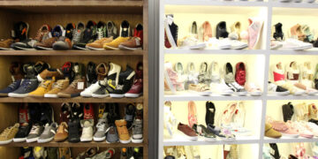 Fotografía de archivo donde se observa un estante durante una feria del calzado. EFE/Ulises Ruiz