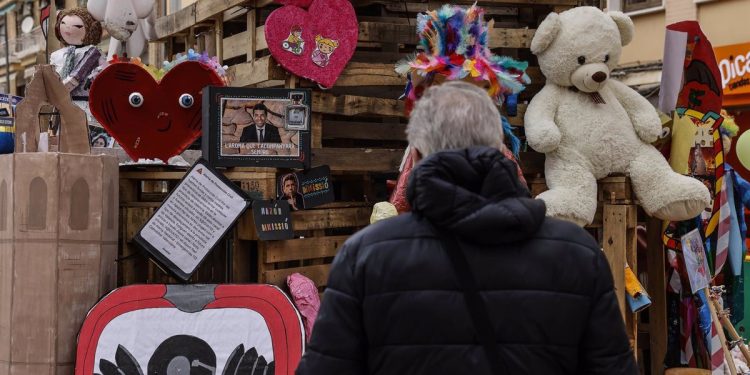 16/03/2025 La 'plantà' también llega a las fallas de la zona cero de la dana: "La gente lo necesita para desconectar".

Al igual que las comisiones falleras de la ciudad de València se preparan durante estos días para el ritual de la 'plantà', también lo hacen las de los municipios más afectados por la dana del 29 de octubre, como Benetússer, Catarroja, Aldaia, Alaquàs o Paiporta, entre otros. Allí, los falleros "necesitan disfrutar" de las fiestas y "pasárselo bien" para "desconectar" de lo vivido desde el pasado octubre, según han transmitido a Europa Press desde varias juntas locales y comisiones de estas poblaciones. "Es una manera de decir que estamos aquí y que salimos adelante", han expresado.

POLITICA 
ROBER SOLSONA / EUROPA PRESS