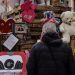 16/03/2025 La 'plantà' también llega a las fallas de la zona cero de la dana: "La gente lo necesita para desconectar".

Al igual que las comisiones falleras de la ciudad de València se preparan durante estos días para el ritual de la 'plantà', también lo hacen las de los municipios más afectados por la dana del 29 de octubre, como Benetússer, Catarroja, Aldaia, Alaquàs o Paiporta, entre otros. Allí, los falleros "necesitan disfrutar" de las fiestas y "pasárselo bien" para "desconectar" de lo vivido desde el pasado octubre, según han transmitido a Europa Press desde varias juntas locales y comisiones de estas poblaciones. "Es una manera de decir que estamos aquí y que salimos adelante", han expresado.

POLITICA 
ROBER SOLSONA / EUROPA PRESS