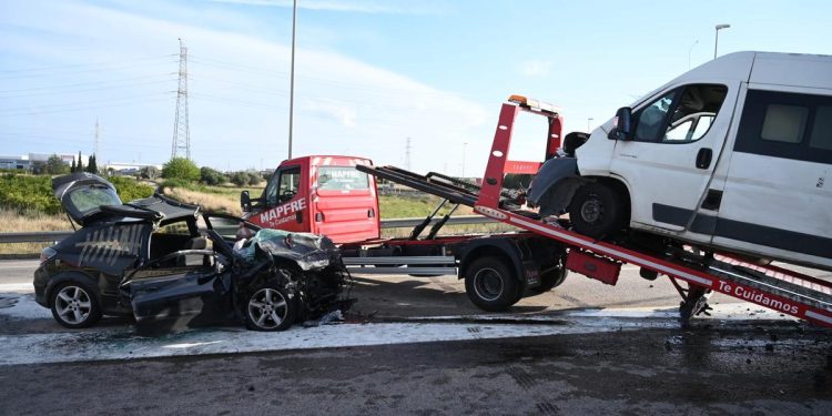 Un aparatoso accidente ocurrido este domingo en el kilómetro 978 de la N-340, en el término municipal de Castelló de la Plana, ha dejado a tres personas heridas de diversa consideración tras colisionar un turismo y una autocaravana. El incidente, cuyo aviso se recibió sobre las 12:31 horas, movilizó rápidamente a los servicios de emergencia. CASTELLÓ, 4 de mayo de 2025 – El Centro de Información y Coordinación de Urgencias (CICU) movilizó de inmediato una unidad del Servicio de Ayuda Médica Urgente (SAMU) y una unidad del Servicio de Vigilancia Avanzada (SVAE) hasta el lugar del siniestro para atender a los heridos. Según los informes iniciales, el equipo del SAMU atendió a un hombre de 52 años que presentaba erosiones leves, determinando que sus heridas no requerían traslado hospitalario, por lo que fue atendido en el mismo lugar del accidente. Sin embargo, la situación de los otros dos ocupantes era más delicada. Los sanitarios del SAMU estabilizaron a un hombre de 65 años y a una mujer de 63 años, ambos diagnosticados con politraumatismos debido al impacto de la colisión. Una vez estabilizados en el lugar del accidente, el hombre de 65 años y la mujer de 63 años fueron trasladados de urgencia al Hospital General de Castellón en la unidad SVAE para recibir atención médica especializada debido a la gravedad de sus lesiones. Las autoridades competentes han iniciado las investigaciones pertinentes para esclarecer las causas exactas que originaron la colisión entre el coche y la autocaravana en este tramo de la N-340, una vía con un importante flujo de tráfico, especialmente durante los fines de semana y periodos vacacionales como el actual puente de mayo. La Guardia Civil de Tráfico se encuentra recabando pruebas y testimonios para determinar las responsabilidades del suceso.