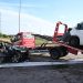 Un aparatoso accidente ocurrido este domingo en el kilómetro 978 de la N-340, en el término municipal de Castelló de la Plana, ha dejado a tres personas heridas de diversa consideración tras colisionar un turismo y una autocaravana. El incidente, cuyo aviso se recibió sobre las 12:31 horas, movilizó rápidamente a los servicios de emergencia. CASTELLÓ, 4 de mayo de 2025 – El Centro de Información y Coordinación de Urgencias (CICU) movilizó de inmediato una unidad del Servicio de Ayuda Médica Urgente (SAMU) y una unidad del Servicio de Vigilancia Avanzada (SVAE) hasta el lugar del siniestro para atender a los heridos. Según los informes iniciales, el equipo del SAMU atendió a un hombre de 52 años que presentaba erosiones leves, determinando que sus heridas no requerían traslado hospitalario, por lo que fue atendido en el mismo lugar del accidente. Sin embargo, la situación de los otros dos ocupantes era más delicada. Los sanitarios del SAMU estabilizaron a un hombre de 65 años y a una mujer de 63 años, ambos diagnosticados con politraumatismos debido al impacto de la colisión. Una vez estabilizados en el lugar del accidente, el hombre de 65 años y la mujer de 63 años fueron trasladados de urgencia al Hospital General de Castellón en la unidad SVAE para recibir atención médica especializada debido a la gravedad de sus lesiones. Las autoridades competentes han iniciado las investigaciones pertinentes para esclarecer las causas exactas que originaron la colisión entre el coche y la autocaravana en este tramo de la N-340, una vía con un importante flujo de tráfico, especialmente durante los fines de semana y periodos vacacionales como el actual puente de mayo. La Guardia Civil de Tráfico se encuentra recabando pruebas y testimonios para determinar las responsabilidades del suceso.