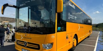 Metrobus bus amarillo