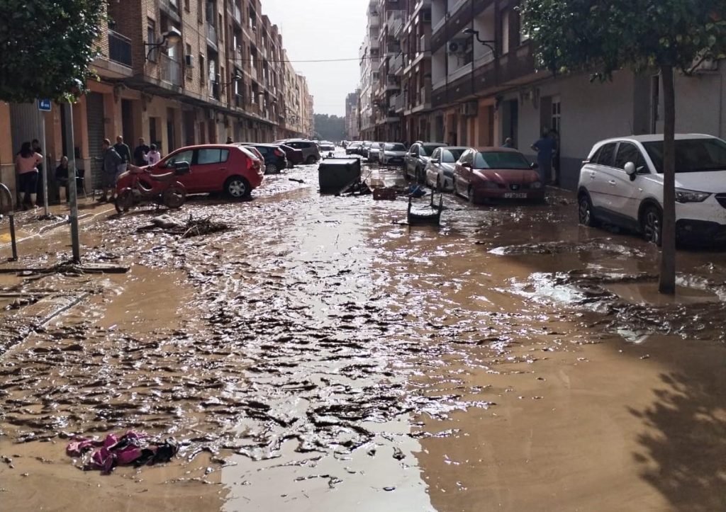 Calle de Algemesí tras la DANA.