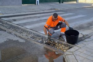 Refuerzo de los servicios de mantenimiento y limpieza de la red de alcantarillado e imbornales en Paterna.