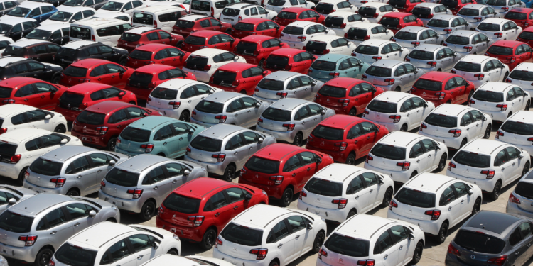 parking coches rojos y blancos