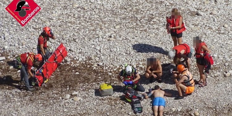 Rescate en la cala los Tiestos de Benitatxell