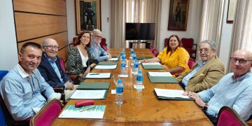 El jurado de los premios Ilustres del Casino de Agricultura deliberando