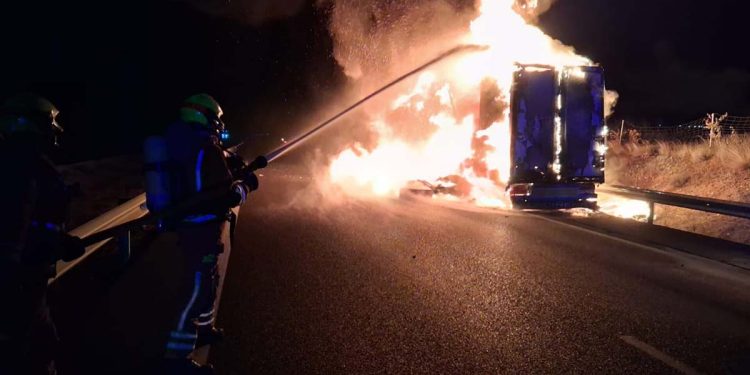 incendio de un camión en la A-3 01
