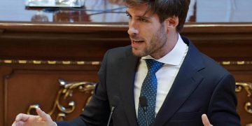 Juan Carlos Caballero, portavoz del PP en el pleno de Valencia, fdefiende la moción de la FEMP sobre el 25-N