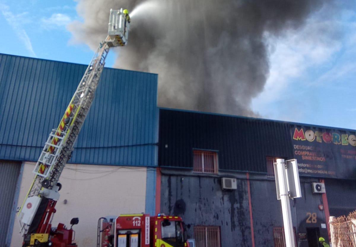 Incendio en un desguace de motos de Alboraya