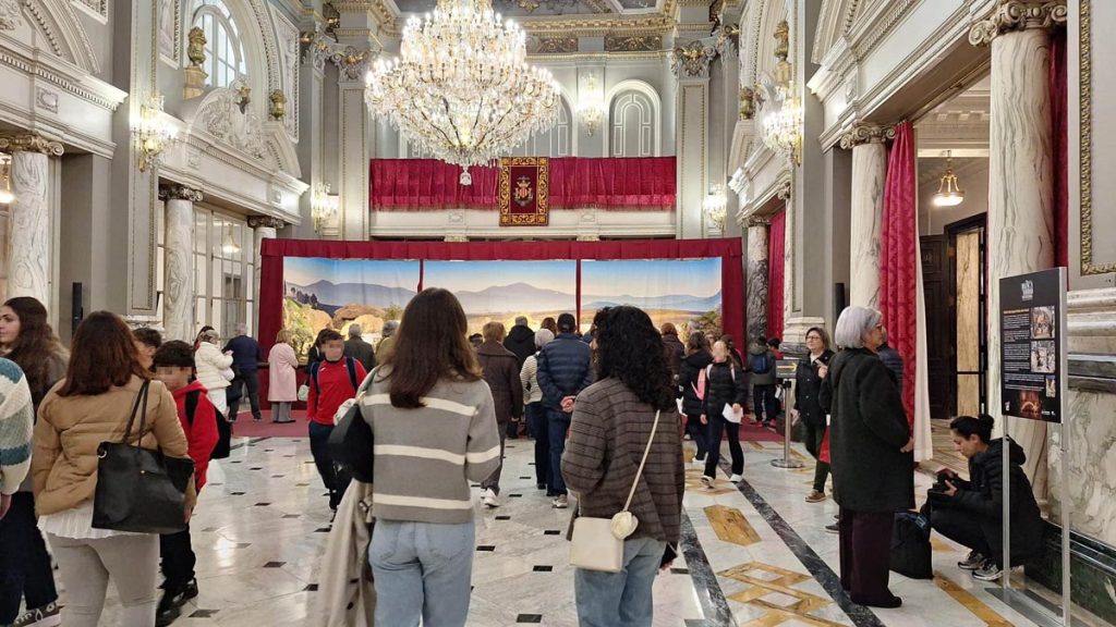 Visitantes al Belén Monumental del Salón de Cristal