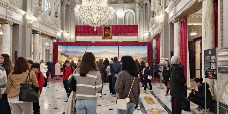 Visitantes al Belén Monumental del Salón de Cristal