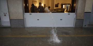 La Guardia Civil desaloja a 38 vecinos en La Pobla Llarga por riesgo de desbordamiento