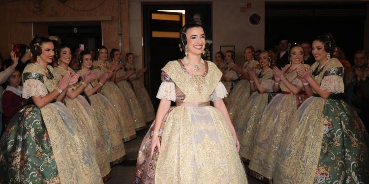 El espolín de Carmen Prades se hapodido ver ya en la recogida de la Corte de Honor en su casa