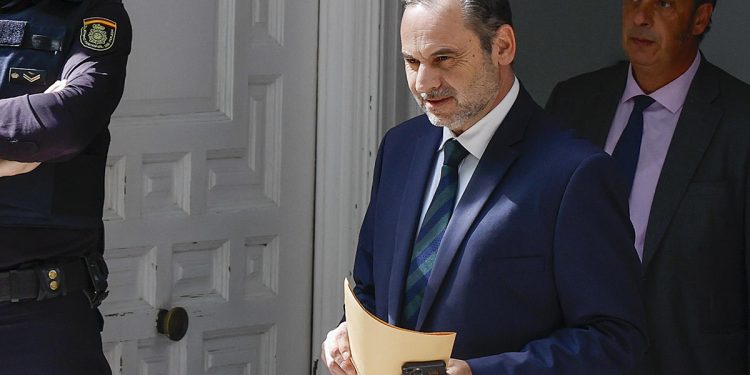 El exministro Jose Luis Ábalos, a la salida del Tribunal Supremo. Archivo/ EFE/J.J. Guillén