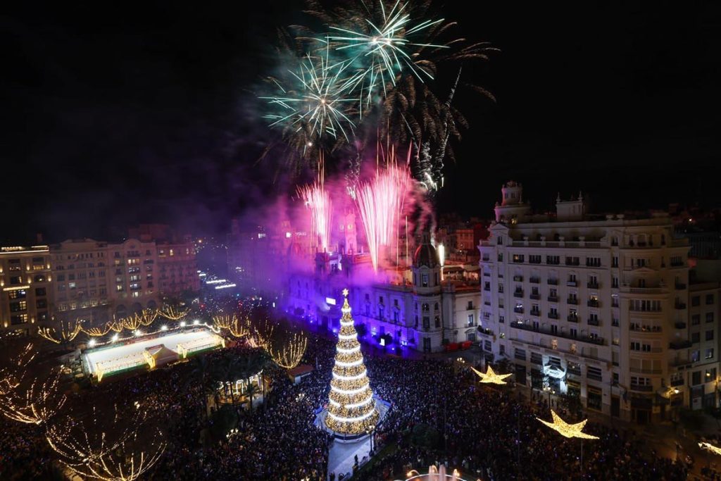 Castillo de Nochevieja en la plaza del Ayuntamiento de Valencia