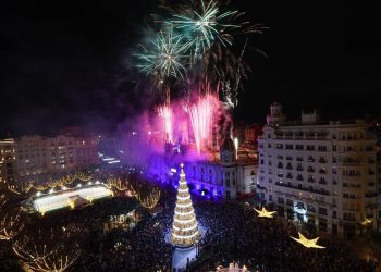 Castillo de Nochevieja en la plaza del Ayuntamiento de Valencia