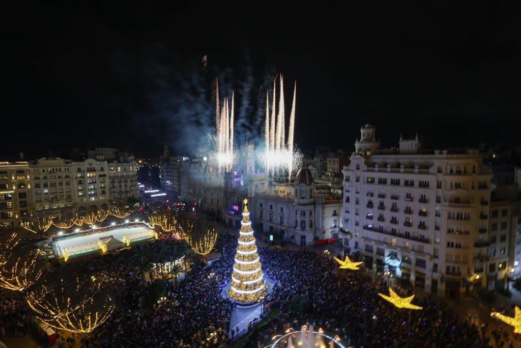Castillo de Nochevieja en la plaza del Ayuntamiento de Valencia
