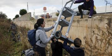 Voluntarios limpian la ruta del colesterol en Paiporta