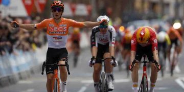 Andrew August (Ineos Granadier) pelea la tercera etapa de la Volta a la Comunitat Valenciana