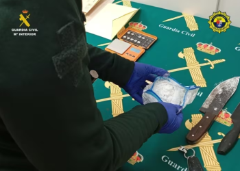 dos traficantes tras ser interceptados con metanfetamina y 770 euros en efectivo ocultos en Albatera