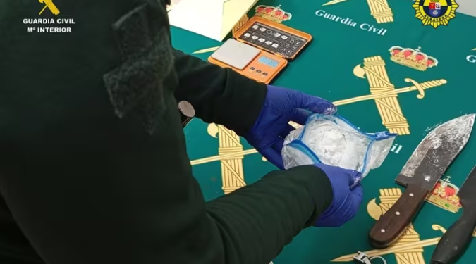dos traficantes tras ser interceptados con metanfetamina y 770 euros en efectivo ocultos en Albatera